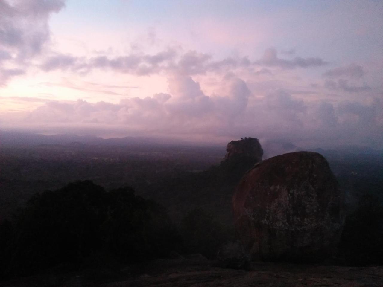 One More Night Hostel Sigiriya Luaran gambar